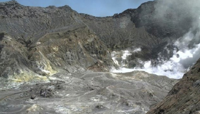 ثوران بركان نيوزيلندا يقتل 5 أشخاص على الأقل