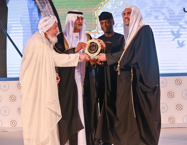 الدكتور محمد عبدالكريم العيسى يتسلم الجائزة