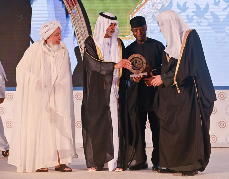 الدكتور محمد عبدالكريم العيسى يتسلم الجائزة