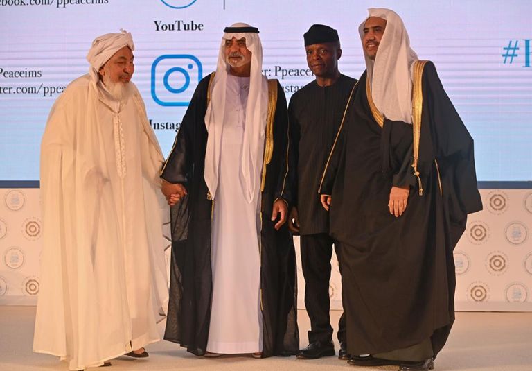 الدكتور محمد عبدالكريم العيسى يتسلم الجائزة