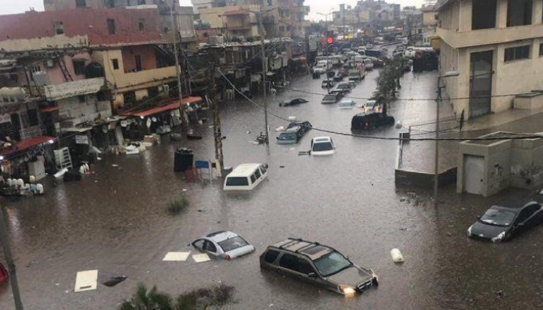 الأمطار الغزيرة تحول شوارع لبنان إلى أنهار