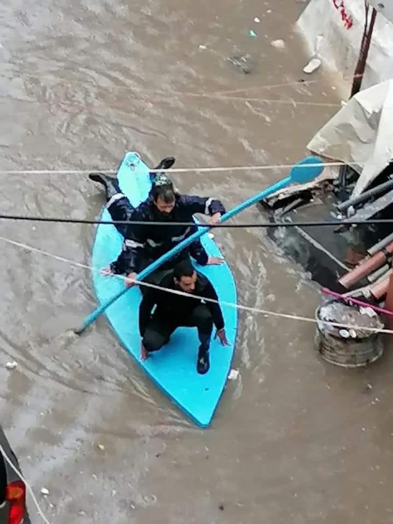 الأمطار الغزيرة تحول شوارع لبنان إلى أنهار