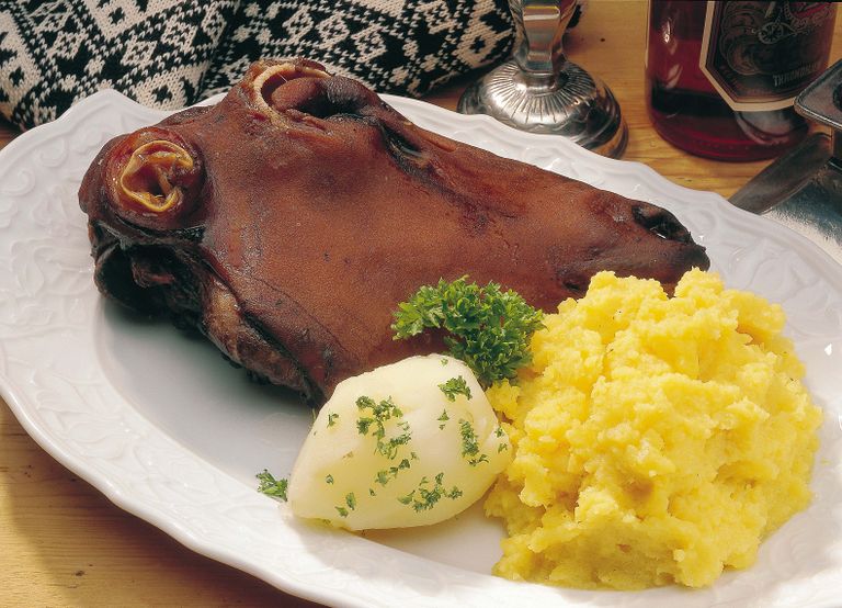 مائدة عشاء عيد الميلاد حول العالم