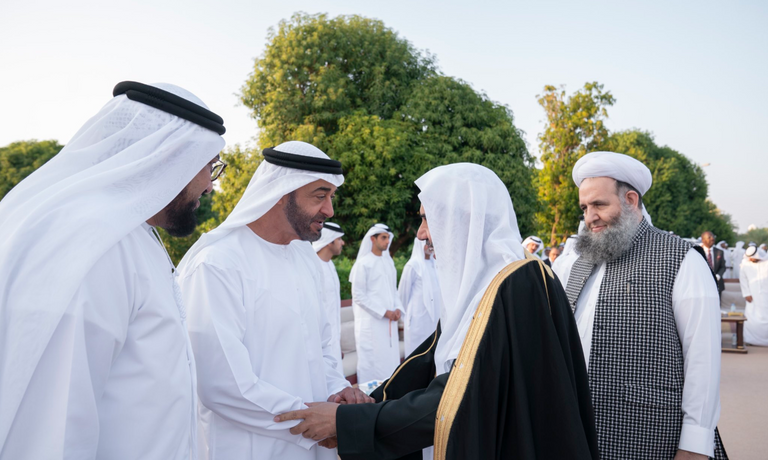 محمد بن زايد يستقبل المشاركين في