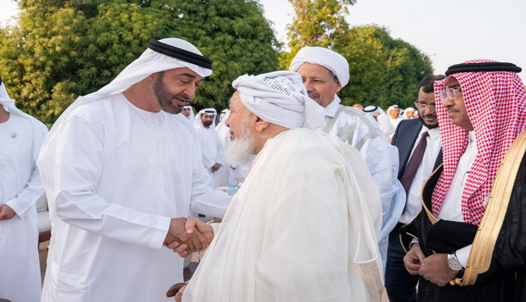 محمد بن زايد يستقبل المشاركين في