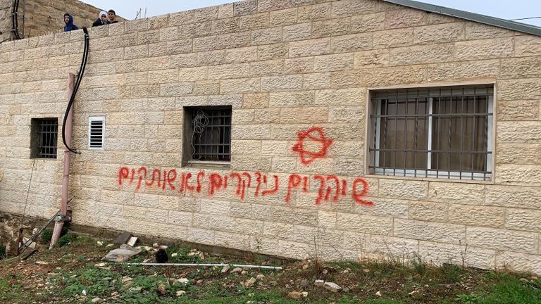 إعطاب سيارات وشعارات عنصرية نفذها مستوطنون بالقدس الشرقية