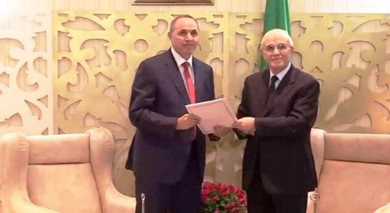 المرشح عز الدين ميهوبي مع رئيس السلطة المستقلة للانتخابات بالجزائر عز الدين ميهوبي المرشح لانتخابات الرئاسة الجزائرية