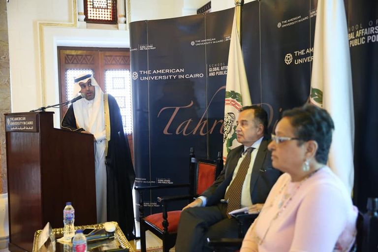 رئيس البرلمان العربي أثناء محاضرة بالجامعة الامريكية بالقاهرة رئيس البرلمان العربي الدكتور مشعل بن فهم السلمي