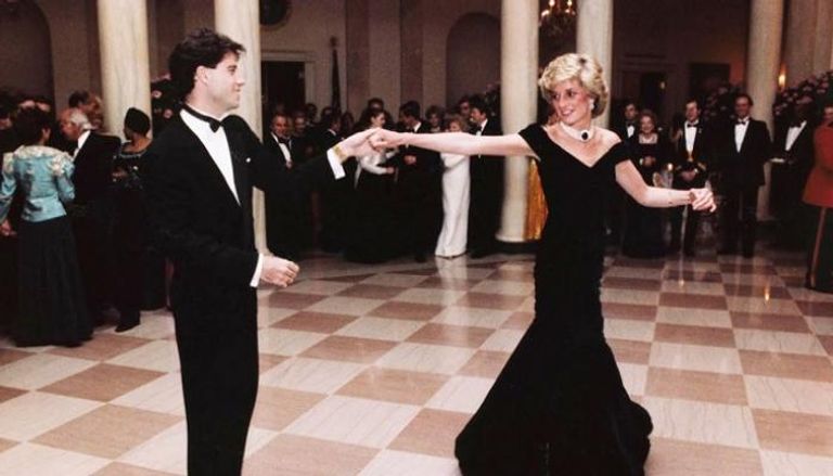 الأميرة ديانا خلال رقصتها مع جون ترافولتا في البيت الأبيض