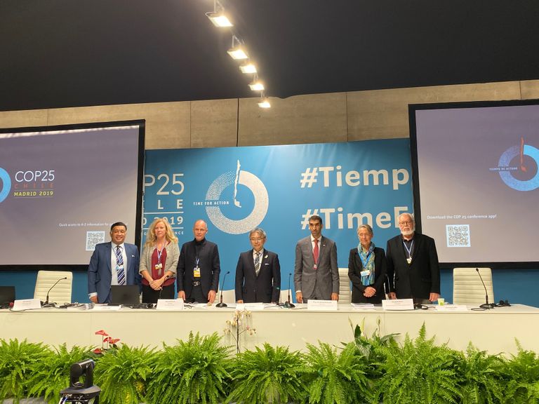 الدكتور ثاني بن أحمد الزيودي خلال كلمته بالمؤتمر