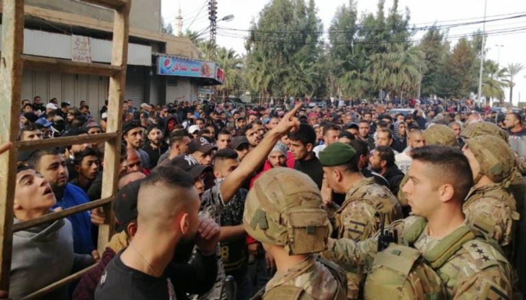 محتجون يحاصرون مبنى بلدية الميناء بمدينة طرابلس شمالي لبنان