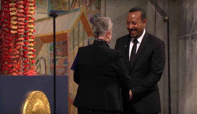 رئيس الوزراء الإثيوبي آبي أحمد لحظة تسلمه جائزة 