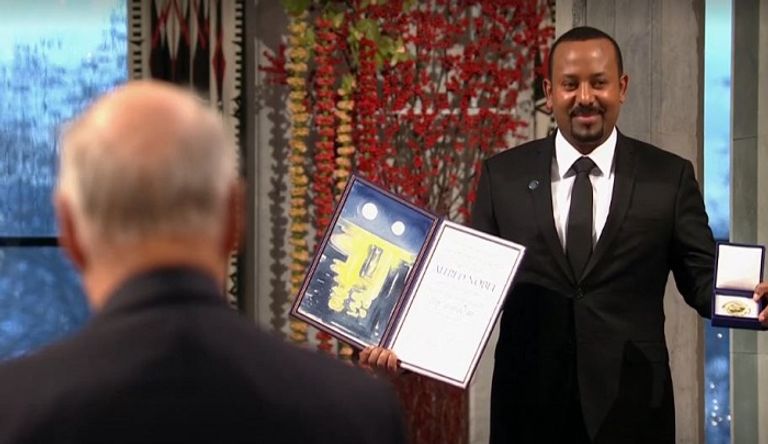 رئيس الوزراء الإثيوبي آبي أحمد لحظة تسلمه جائزة 