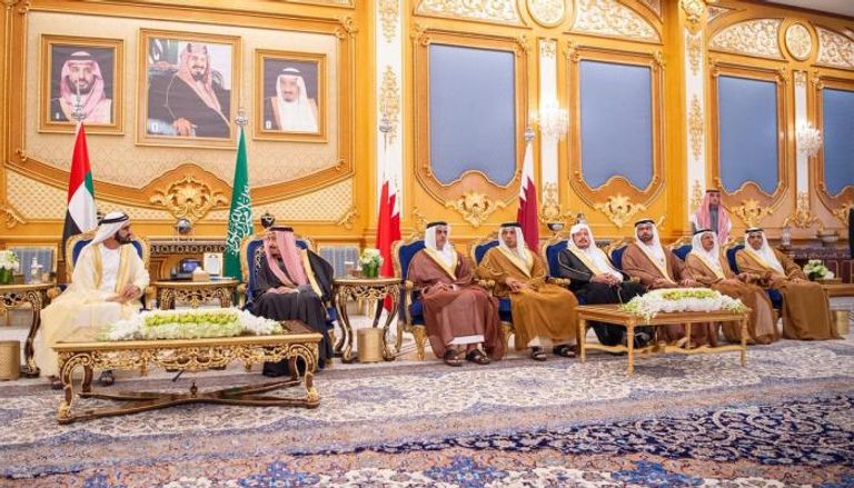 العاهل السعودي يلتقي الشيخ محمد بن راشد على هامش القمة الخليجية الـ 40