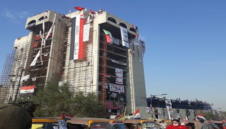 متظاهرون عراقيون في طريقهم إلى ساحة التحرير في بغداد