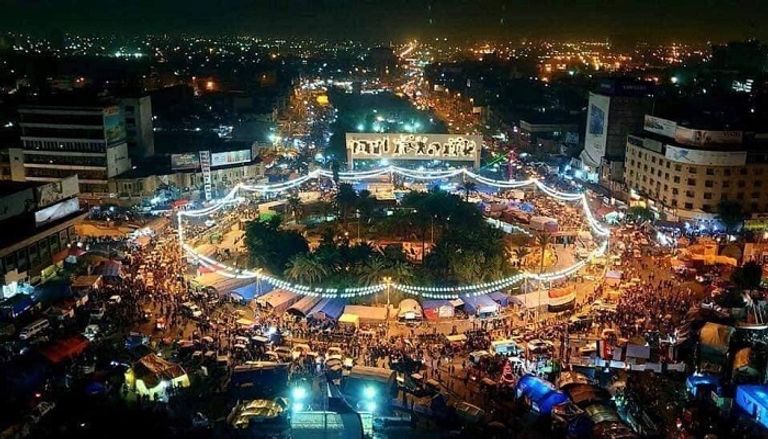 متظاهرون عراقيون في طريقهم إلى ساحة التحرير في بغداد