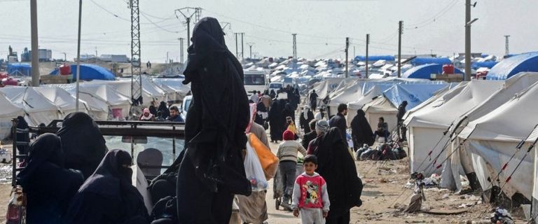 المخيم يضم أكثر من 10000 سيدة وطفل