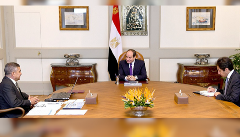 الرئيس السيسي خلال اجتماعه برئيس هيئة قناة السويس