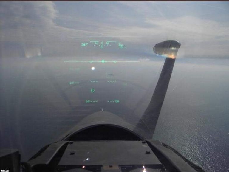 ميراج 2000 تابعة للجيش اليوناني سفينة تركية في البحر المتوسط في مرمى نيران طائرة حربية يونانية