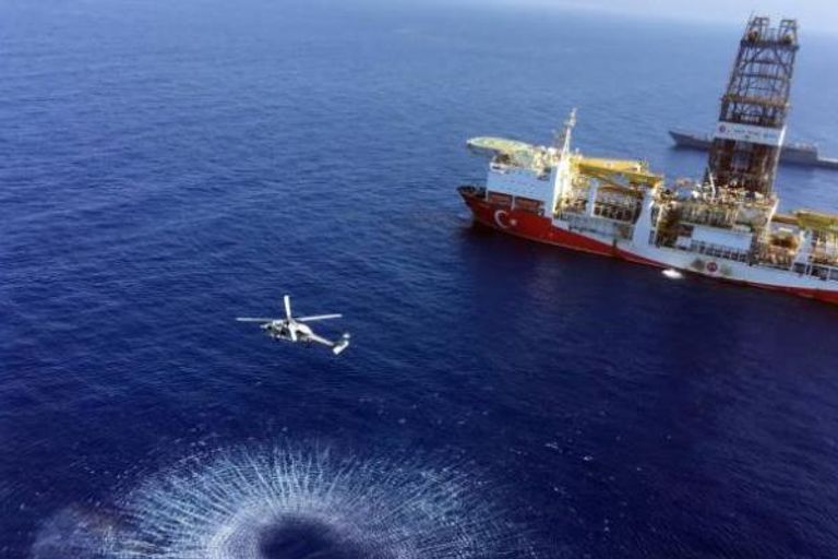 سفينة تركية في البحر المتوسط في مرمى نيران طائرة حربية يونانية