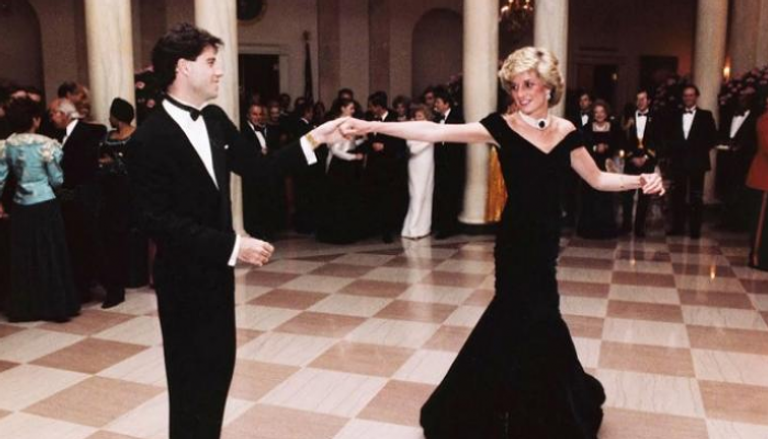 الأميرة ديانا خلال رقصتها مع جون ترافولتا في البيت الأبيض