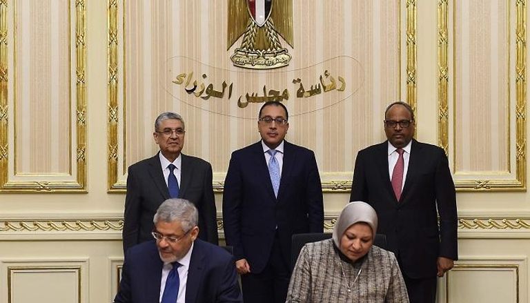 رئيس الوزارء المصري يشهد توقيع العقد بين وزارة الكهرباء وشركة النويس
