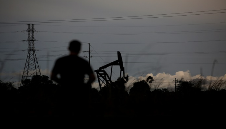أسعار النفط ترتفع بفعل تخفيض الإنتاج - رويترز
