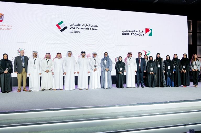 الشيخ منصور بن محمد بن راشد آل مكتوم يشهد انطلاق منتدى الإمارات