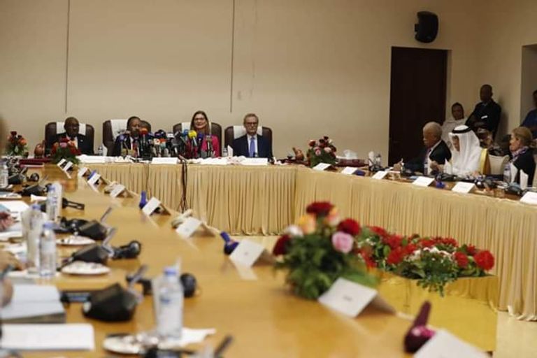 حمدوك خلال مؤتمر