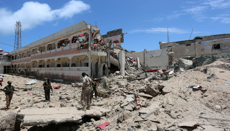 قوات الأمن الصومالية قرب الفندق الذي تعرض للهجوم