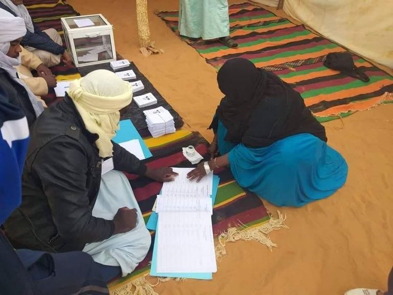 البدو الرحل يصوتون في انتخابات الرئاسة بالجزائر البدو الرحل يصوتون في انتخابات الرئاسة بالجزائر