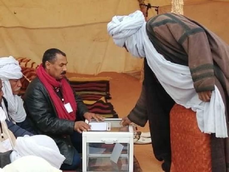 البدو الرحل يصوتون في انتخابات الرئاسة بالجزائر البدو الرحل يصوتون في انتخابات الرئاسة بالجزائر