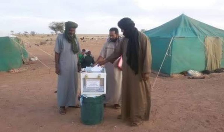 البدو الرحل يصوتون في انتخابات الرئاسة بالجزائر البدو الرحل يصوتون في انتخابات الرئاسة بالجزائر