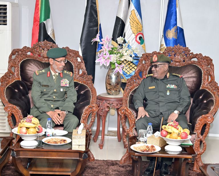 جانب من لقاء الفريق عبدالفتاح البرهان والفريق الركن حمد الرميثي