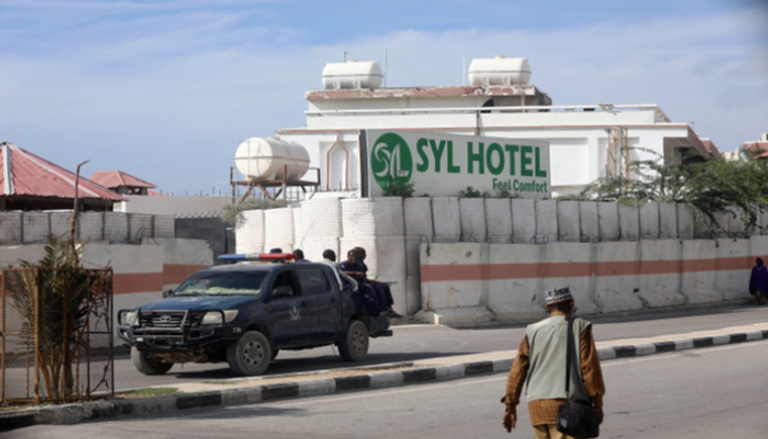 قوات الأمن الصومالية أمام الفندق الذي تعرض للهجوم الإرهابي