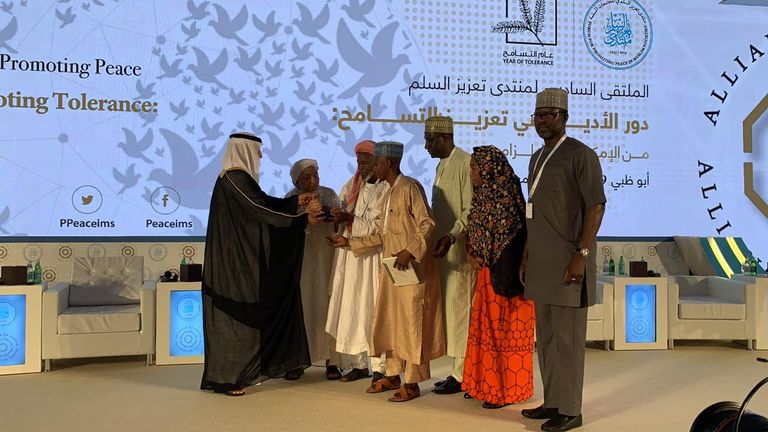 تسليم الدرع للإمام النيجيري عبد الله أبوبكر