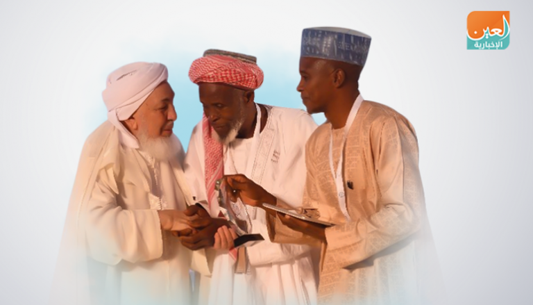 تسليم الدرع للإمام النيجيري عبد الله أبوبكر