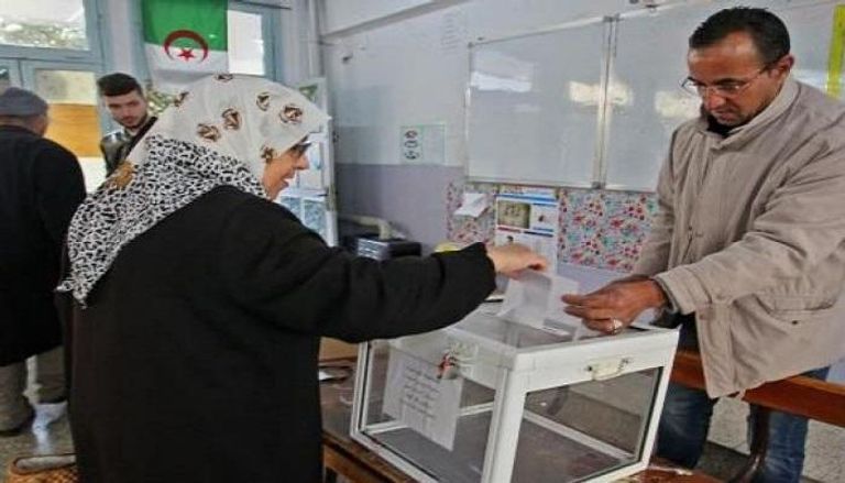 جزائريون يدلون بأصواتهم في انتخابات الرئاسة