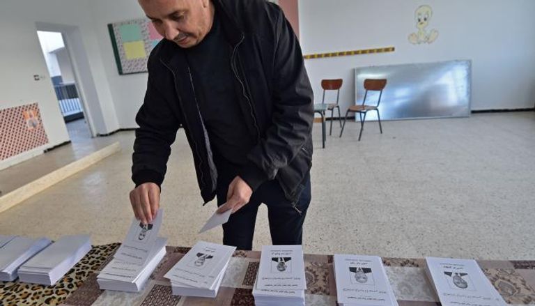 ناخب جزائري في مركز اقتراع للانتخابات الرئاسية