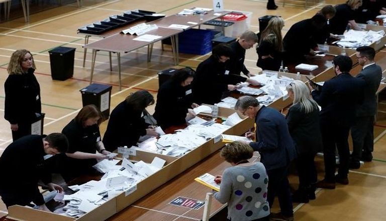 عملية فرز الأصوات للانتخابات العامة في بريطانيا - رويترز 