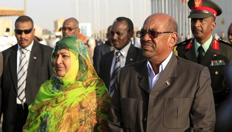 الرئيس السوداني المخلوع عمر البشير وزوجته وداد بابكر - أرشيفية 