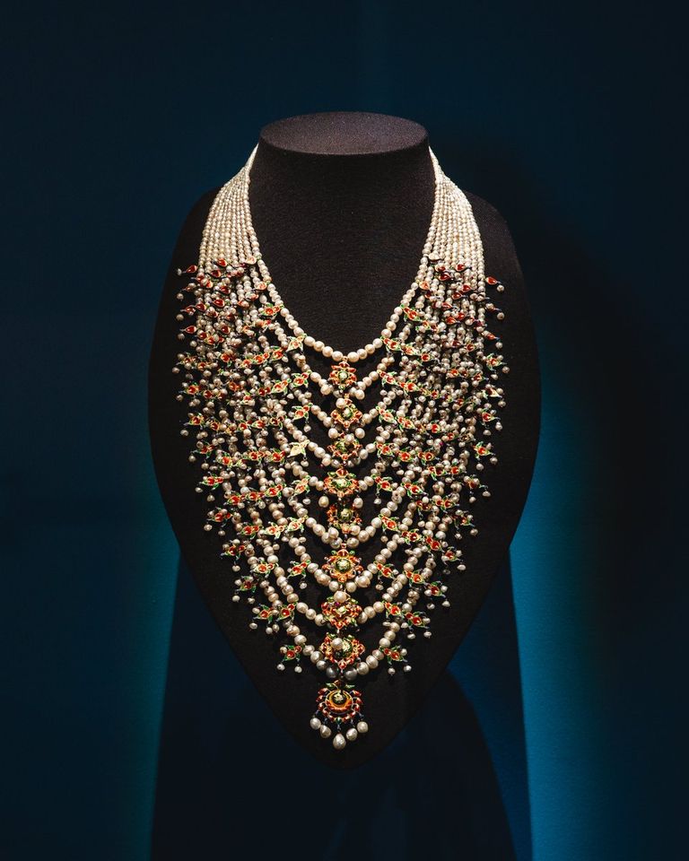 الشيخ زايد بن سلطان آل نهيان وأم كلثوم.. والقلادة