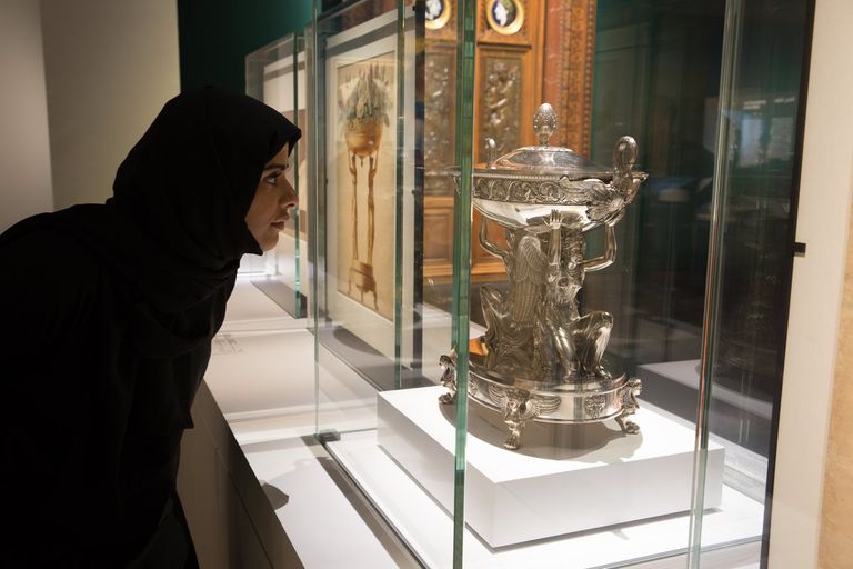 الشيخ زايد بن سلطان آل نهيان وأم كلثوم.. والقلادة