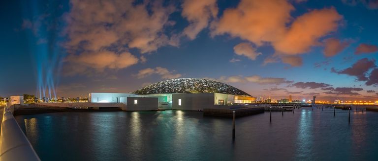 الشيخ زايد بن سلطان آل نهيان وأم كلثوم.. والقلادة