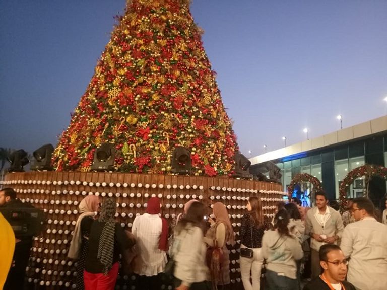 مجموعة من شباب المنتدى أمام شجرة عيد الميلاد