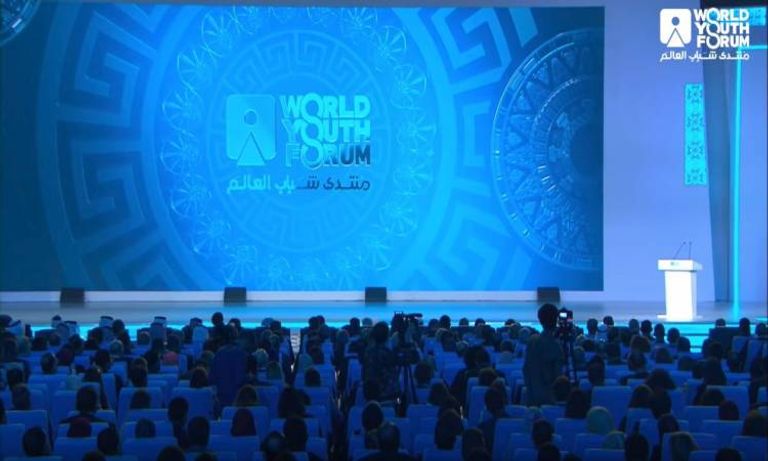 مجموعة من شباب المنتدى أمام شجرة عيد الميلاد