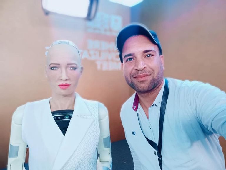 مجموعة من شباب المنتدى أمام شجرة عيد الميلاد