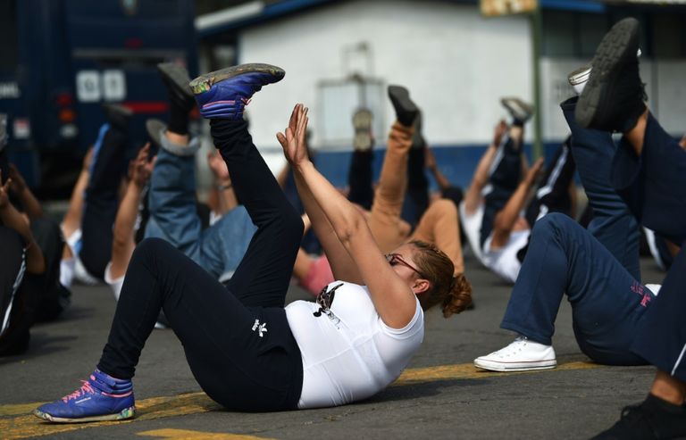 أفراد شرطة يؤدون تمارينات رياضية