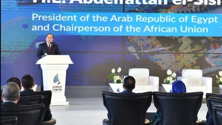 الرئيس المصري خلال ترؤسه منتدى أسوان للسلام