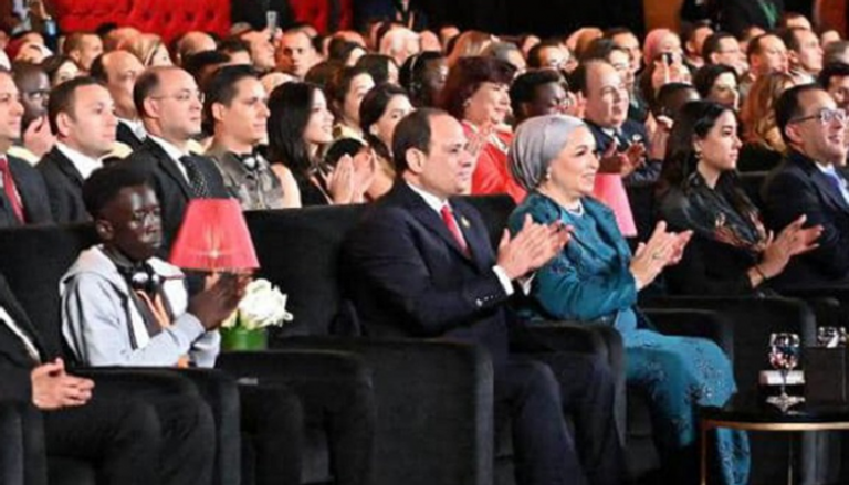 الطفل جون يجلس بجوار الرئيس المصري في افتتاح مسرح شباب العالم